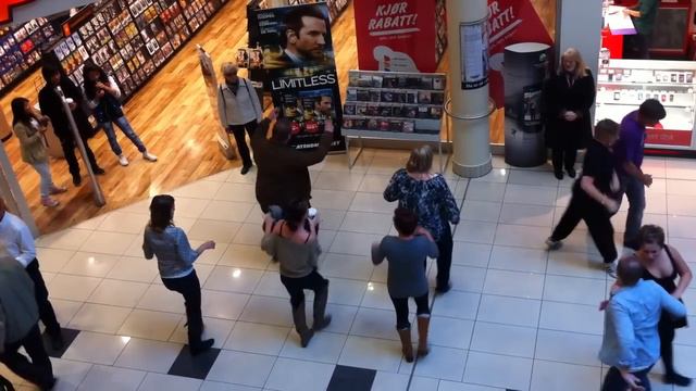 Square squeer dance at Byporten Shopping senter Oslo Norway смотреть онлайн