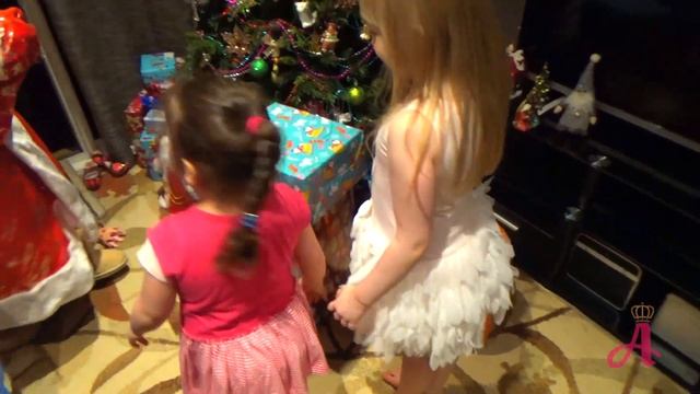 Дед Мороз на Новый Год всем подарки нам принёс или как Дед Мороз загрузил нас подарками смотреть онлайн