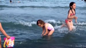 ВЛОГ идём на прогулку к морю с огромным надувным Пончиком поиграем на берегу и п