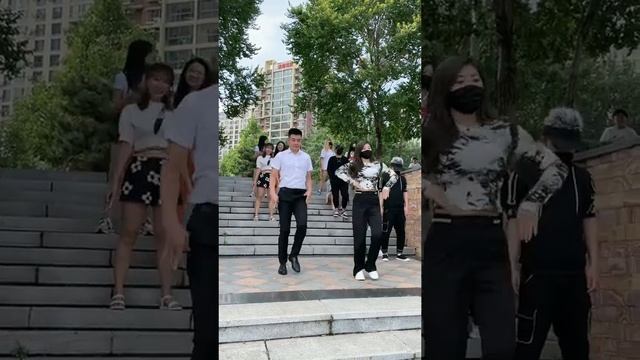 霹雳舞大叔 Piliwu Dancing with gorgeous girl #Short_Video смотреть онлайн