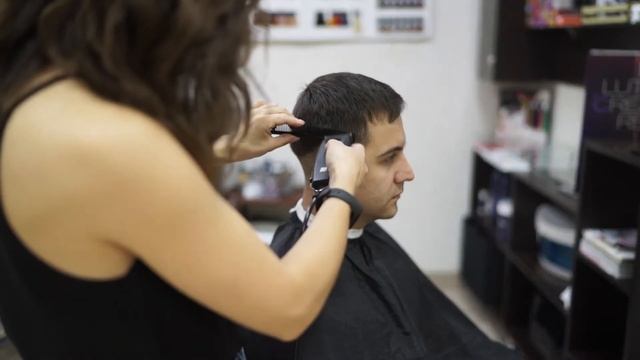 Плавный переход, легко и быстро. Мужская модельная стрижка смотреть онлайн