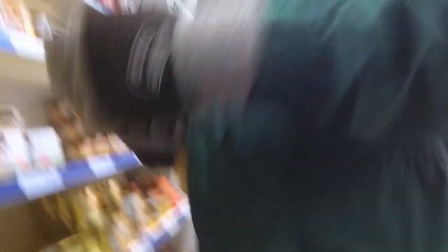 Как уберечь себя от Коронавируса или поход в супермаркет в ПРОТИВОГАЗЕ смотреть онлайн