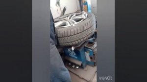 Шиномонтаж...Установка низкопрофильной резины ранонфлэд на простом станке...