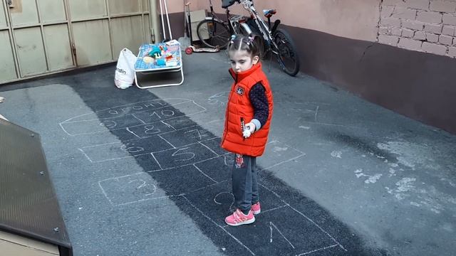 Вспоминаем дворовые игры. Классики. +0 смотреть онлайн