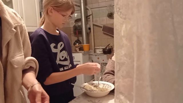 Украина .Уютные дни .Лепим вареники вечером и рассказываем интересные истории. смотреть онлайн