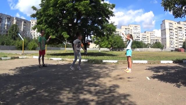 Июнь,Прыжки на батуте.Занятия на улице смотреть онлайн