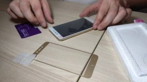 Как снять с телефона старое защитное стекло и приклеить новое