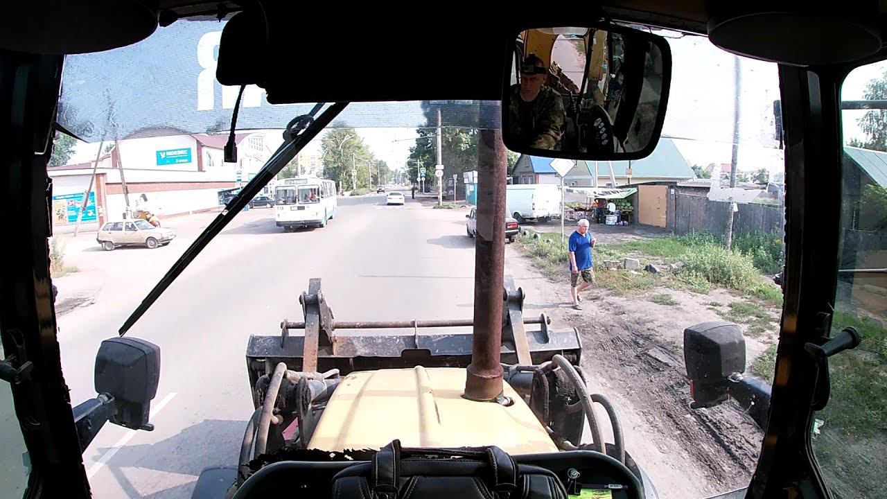 Как я передвигаюсь на экскаваторе-погрузчике по городу. смотреть онлайн