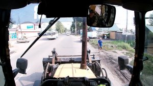 Как я передвигаюсь на экскаваторе-погрузчике по городу.