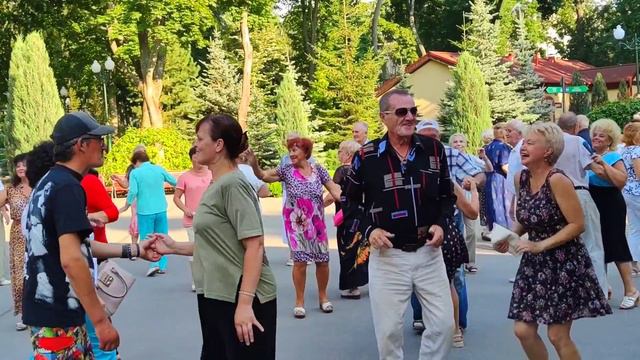 А я хочу тебя целовать Танцы в парке Горького Харьков Июль 2021 смотреть онлайн