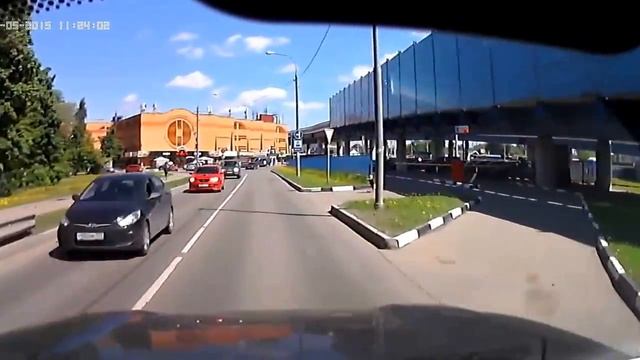 Ребёнок выехал на дорогу на самокате | Квадрат скорости смотреть онлайн