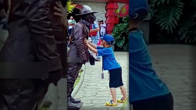 Маленький герой и забавная статуя: веселая история из парка смотреть онлайн