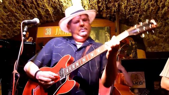 Mojo Blues Band plays 'She Walks Right In' смотреть онлайн