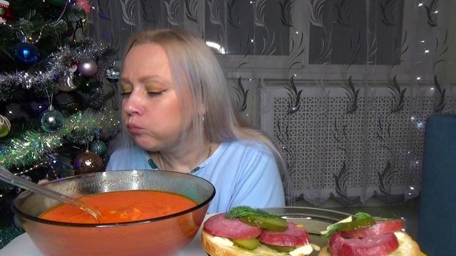 МУКБАНГ БОРЩ СО СМЕТАНОЙ, ВКУСНЫЕ БУТЕРБРОДЫ///Mukbang еда на камеру/Домашняя еда/Русский мукбанг/ смотреть онлайн