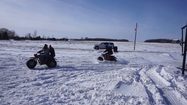 Honda ATC 90 Vs Honda ATC 200!!! (DRIFTING+JUMPS)