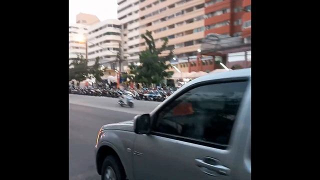 Ночной рынок на Тепразит (Thepprasit Night Market). Май 2023. смотреть онлайн