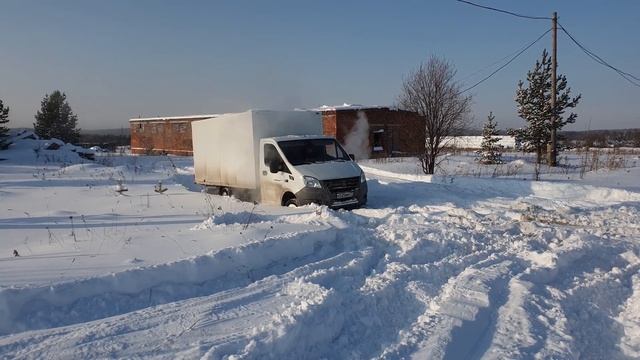 Батл INFINITI QX60, QX80 и ГАЗЕЛЬ NEXT по глубокому снегу часть 6 из 7 смотреть онлайн