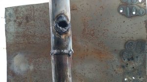 Как ЛЕГКО заварить электродом большое отверстие в трубе