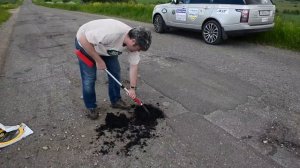 Заделываем яму на дороге холодным асфальтом