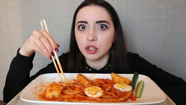 КРЕВЕТКИ, КАРТОШКА И ПАСТА В ТОМАТНОМ СОУСЕ / MUKBANG asmr / Ayka Emilly смотреть онлайн