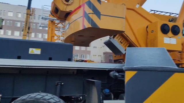 Автокран Xcmg xct 30 и Xcmg xct 25 вездеход начинают работу. смотреть онлайн