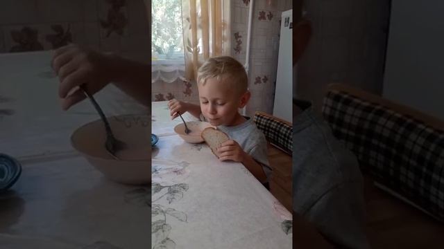 Николасик кушает суп в Куркино 10 июня 2021