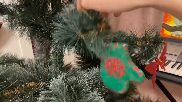 Новогодняя ёлка 🎄 с Хлоей смотреть онлайн