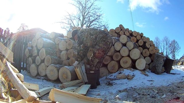 потихоньку начинаю колоть дрова, ручной дровокол в работе... смотреть онлайн