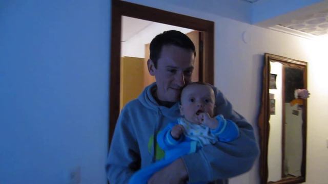 малышу 4 месяца - Джеймс играет с папой смотреть онлайн