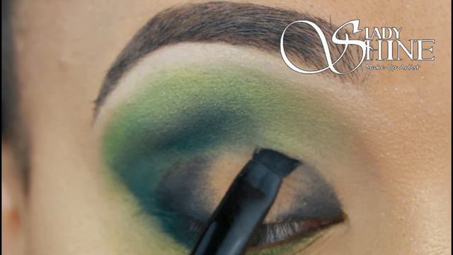 MAQUILLAGE MORDORÉ VERT SAPIN | HOW TO DO : SPARKLING GREEN & GOLD CUT CREASE TUTORIAL🎄✨ смотреть онлайн