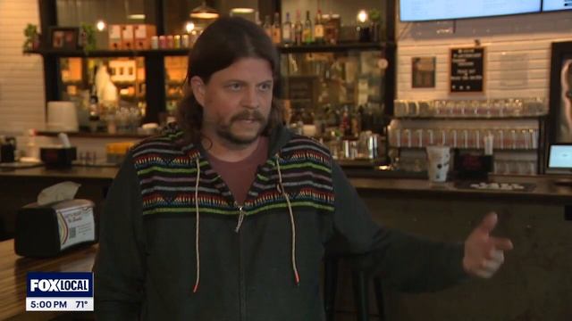 Man caught on camera throwing rocks at Austin brewery | FOX 7 Austin смотреть онлайн