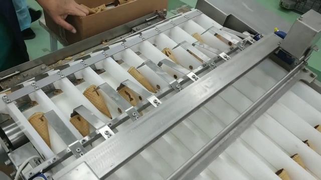 Комплекс загрузки, позиционирования и перемещения творожных рожков