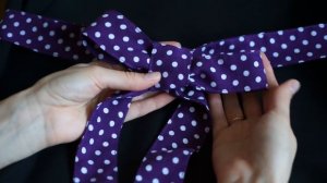 Как красиво и быстро завязать бант на поясе/ Смотри в описании ссылку на более понятный "урок"