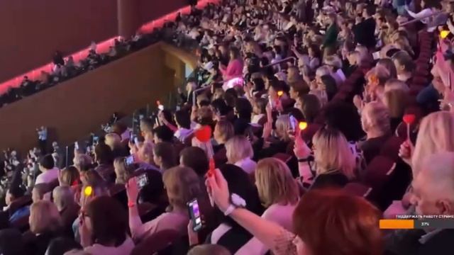 Совсем как Юра: дочь и сын Шатунова впервые вышли на сцену (видео) смотреть онлайн