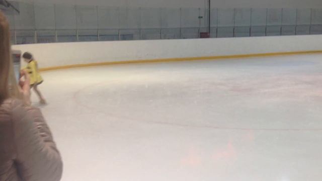 Первое выступление Полины. Фигурное катание. Дети 2-й год обучения смотреть онлайн