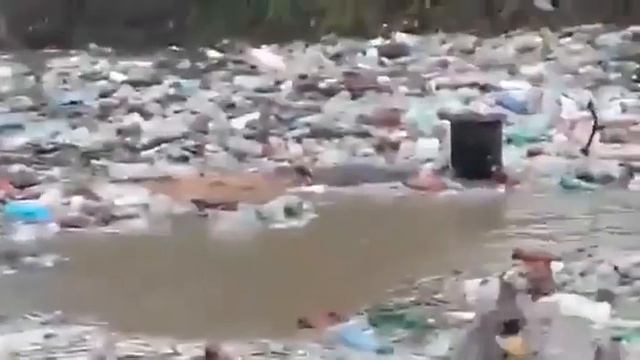 Тонны мусора в реке смотреть онлайн