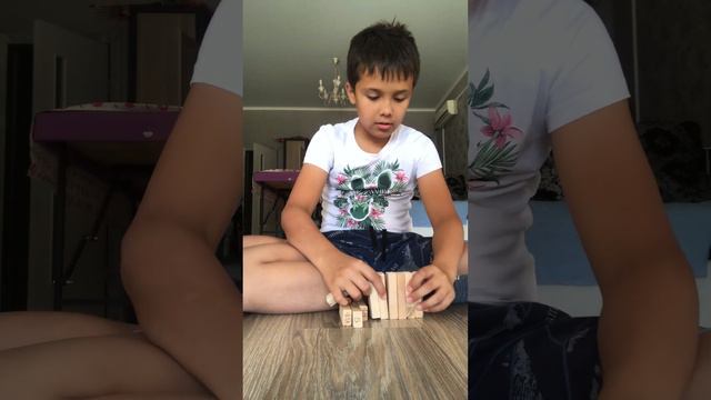 Адам играет Adam autistic child is playing смотреть онлайн