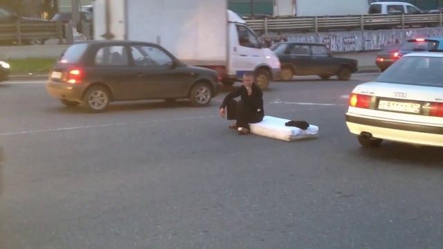 Пьяный чудит на дороге смотреть онлайн