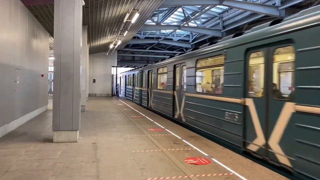 Видео подборка электропоездов 81-717/714.5 "Номерной" на Замоскворецкой линии. смотреть онлайн