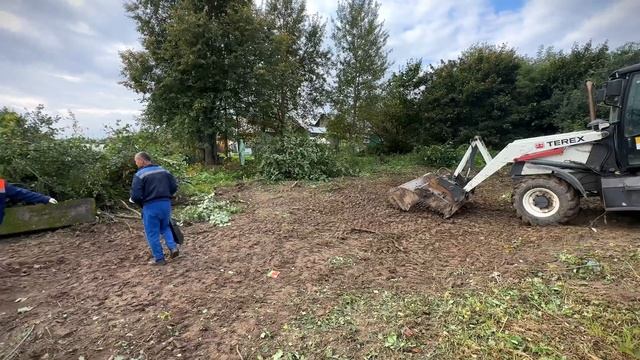 Расчистка участка! Вызвали "помогатора" на помощь! #расчисткаучастка #дача #участок смотреть онлайн