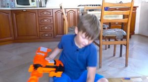 Арсений Забрал МОЙ ПОДАРОК. НЕРФ битва. Брос Шоу