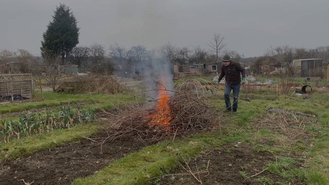 2023-02-12- Old lavender bed cleared and an early (or late) bonfire. смотреть онлайн