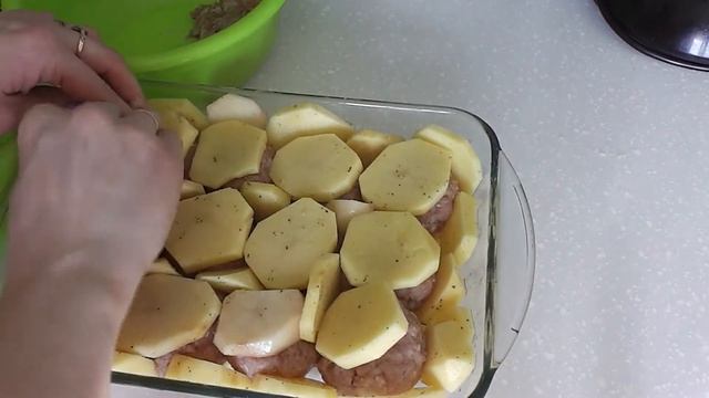 Готовим тефтели с картофелем в духовке))) смотреть онлайн