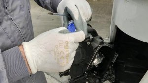 Как поменять лампу ближнего света в MERCEDES ACTROS. Мерседес АКТРОС.