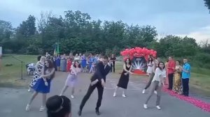 Сельский учитель покорил сеть танцем с выпускниками