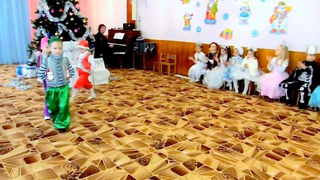 ?Гномики, гномики, маленькие гномики - танец мальчиков-гномиков смотреть онлайн