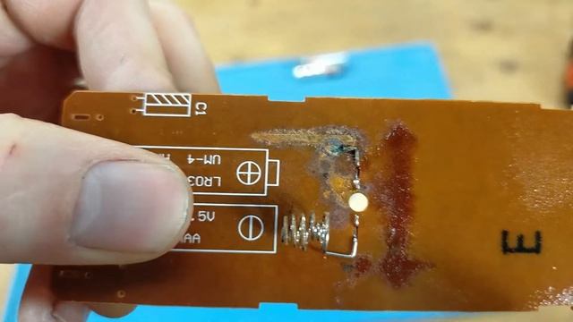 Сломали батарейками пульт от телека Mystery, не берите дешевые батарейки смотреть онлайн