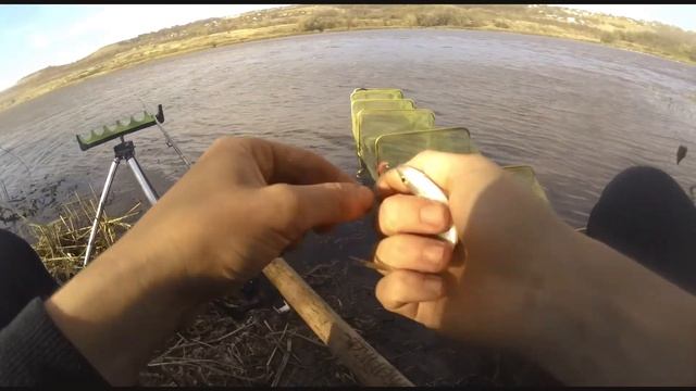 Трудовая рыбалка фидером в сильный ветер. Осенняя рыбалка на озере Кравцово 2020. ловля разнорыбицы смотреть онлайн