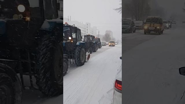 Снегопад добавил работы дорожникам в Магнитогорске. Расчистка снега