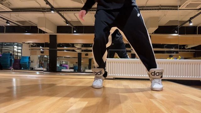 КАК НАУЧИТЬСЯ движению КИК СТЕП(KICK STEP) . ПОШАГОВОЕ ОБУЧЕНИЕ! смотреть онлайн